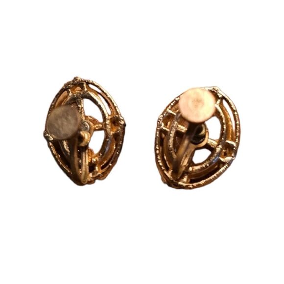Vintage Cameo Screwback Earrings - Picture 6 of 10